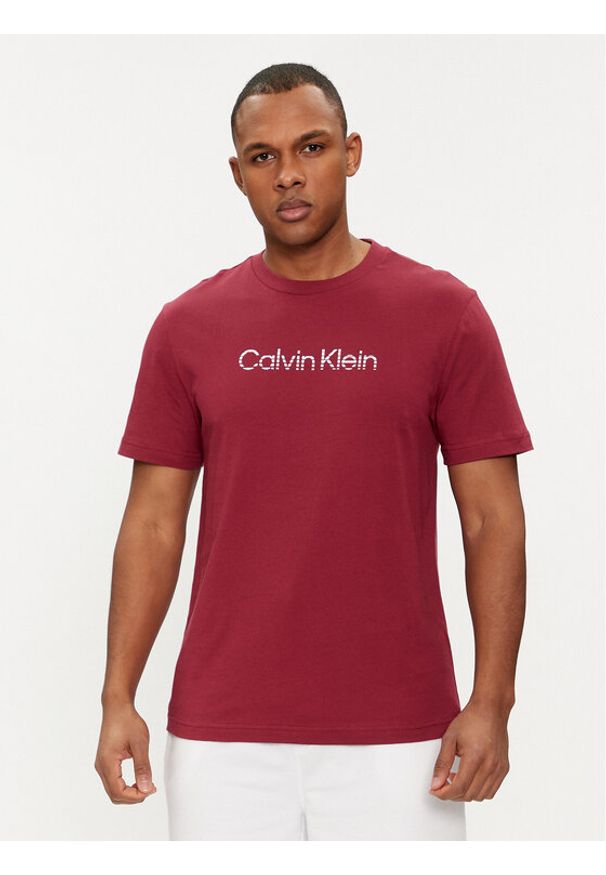 Calvin Klein T-Shirt Degrade Logo K10K112501 Czerwony Regular Fit. Kolor: czerwony. Materiał: bawełna