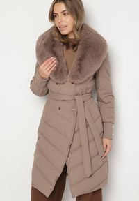 Born2be - Ciemnobeżowa Elegancka Kurtka z Pikowanymi Przeszyciami i Futrzanym Kołnierzem Gallea. Okazja: na spacer, na co dzień. Kolor: beżowy. Materiał: futro. Sezon: zima. Styl: elegancki #1