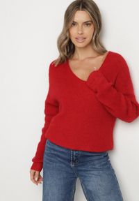 Born2be - Czerwony Sweter z Dodatkiem Wełny i Trójkątnym Dekoltem Esmina. Okazja: na co dzień. Kolor: czerwony. Materiał: wełna. Styl: klasyczny, casual, elegancki #7
