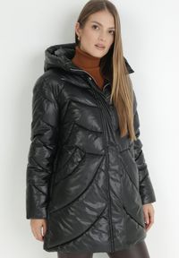 Born2be - Czarna Kurtka Pikowana z Kapturem Chepico. Typ kołnierza: kaptur. Kolor: czarny. Sezon: zima #2