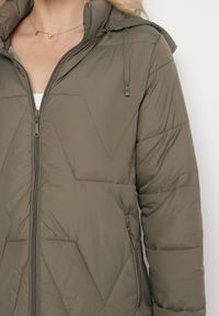 Born2be - Ciemnozielona Kurtka z Szerokim Pikowaniem i Kapturem Yasidi. Okazja: na co dzień. Kolor: zielony. Materiał: jeans. Styl: casual, elegancki #5