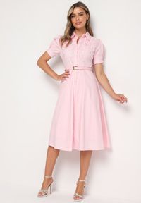 Born2be - Różowa Sukienka z Koronką i Ozdobnym Paskiem oraz Kołnierzykiem Gavridia. Okazja: na co dzień, do pracy. Kolor: różowy. Materiał: koronka. Długość rękawa: krótki rękaw. Wzór: koronka. Typ sukienki: proste. Styl: casual, elegancki, klasyczny, wizytowy #5