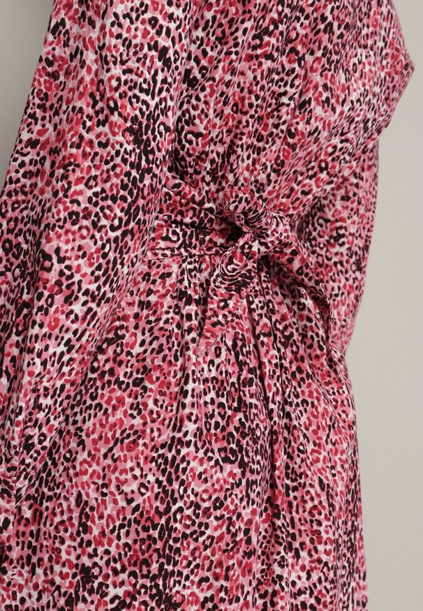 Born2be - Czerwona Bawełniana Sukienka Koszulowa w Panterkę z Wiązanym Paskiem Melinettia. Okazja: na co dzień. Kolor: czerwony. Materiał: bawełna. Długość rękawa: długi rękaw. Wzór: motyw zwierzęcy. Typ sukienki: koszulowe. Styl: casual, elegancki, klasyczny