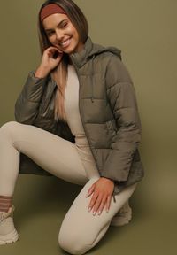 Born2be - Ciemnozielona Kurtka z Pikowanymi Przeszyciami i Odpinanym Kapturem Felanwen. Okazja: na co dzień. Kolor: zielony. Materiał: jeans. Styl: sportowy, casual, elegancki #1