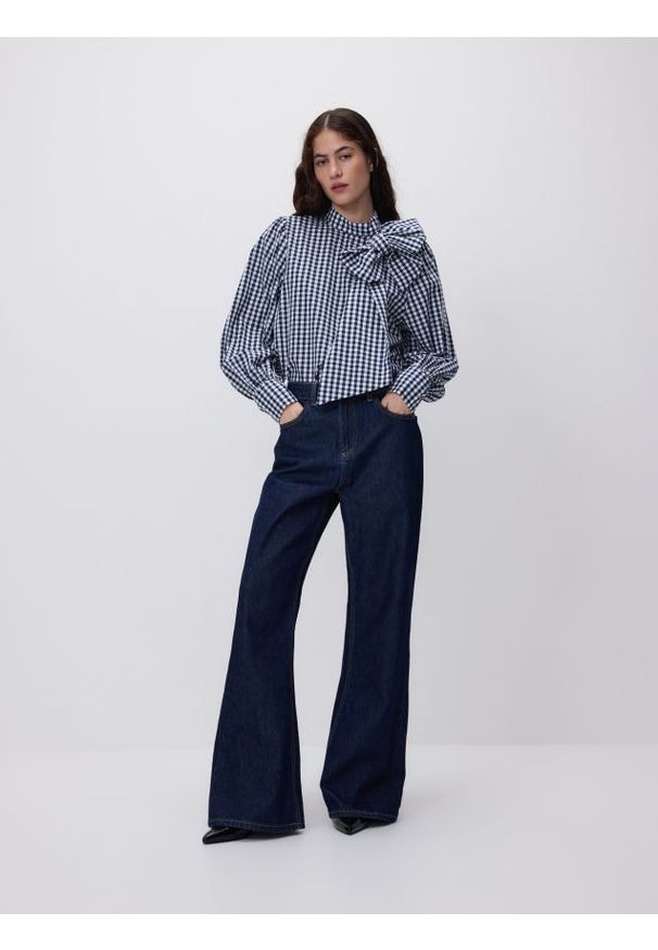Reserved - Jeansy flare - granatowy. Kolor: niebieski