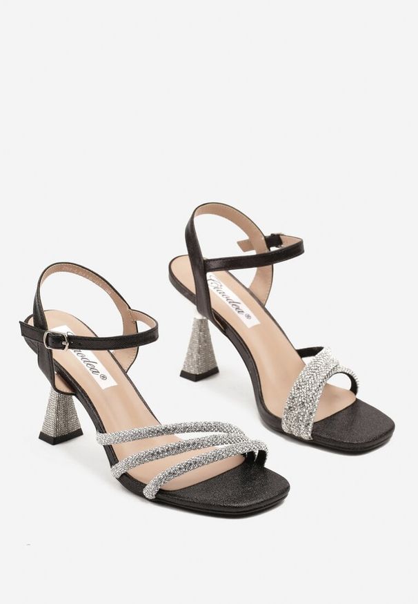 Born2be - Czarne Brokatowe Sandały na Klepsydrowej Szpilce z Cyrkoniami Esterda. Okazja: na co dzień. Zapięcie: sprzączka. Kolor: czarny. Materiał: jeans. Wzór: aplikacja. Obcas: na obcasie. Styl: casual, wizytowy. Wysokość obcasa: średni