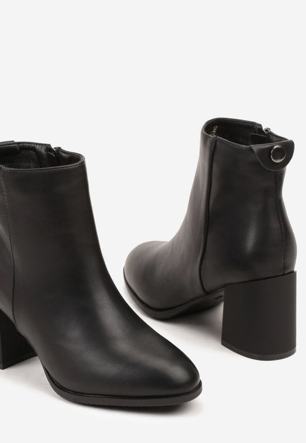 Born2be - Czarne Botki do Kostki Vices na Słupkowym Obcasie z Okrągłą Aplikacją z Tyłu Wadvire. Okazja: na co dzień, na spotkanie biznesowe. Nosek buta: okrągły. Zapięcie: pasek. Kolor: czarny. Wzór: aplikacja. Materiał: jeans. Obcas: na obcasie. Styl: biznesowy, casual, elegancki. Wysokość obcasa: średni