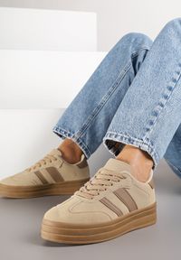 Renee - Ciemnobeżowe Sneakersy w Stylu Klasycznych Tenisówek na Platformie Nallania. Okazja: na spacer. Kolor: beżowy. Materiał: jeans. Obcas: na platformie. Sport: turystyka piesza