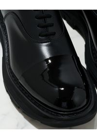 Alexander McQueen - ALEXANDER MCQUEEN - Czarne derby ze skóry. Nosek buta: okrągły. Kolor: czarny. Materiał: skóra. Styl: klasyczny #2