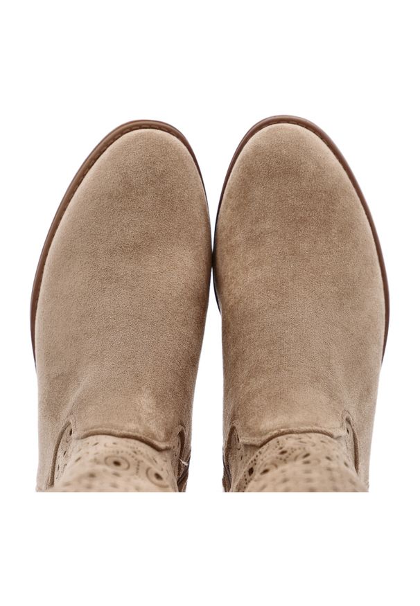 S.Barski - Kozaki damskie S. Barski, materiałowe z ażurową cholewką na płaskim obcasie i zapinane na zamek, beżowe, HY52-531. Okazja: na co dzień. Zapięcie: zamek. Kolor: beżowy. Szerokość cholewki: normalna. Wzór: ażurowy. Wysokość cholewki: przed kolano. Materiał: materiał. Sezon: zima, jesień. Obcas: na obcasie. Styl: casual, elegancki, boho. Wysokość obcasa: niski