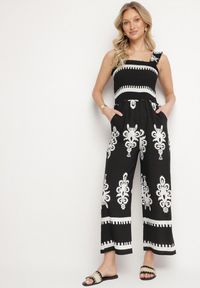 Born2be - Czarny Wiskozowy Kombinezon na Ramiączkach z Szeroką Nogawką Sonavirea. Okazja: na spacer, na co dzień. Kolor: czarny. Materiał: wiskoza. Długość rękawa: na ramiączkach. Długość: długie. Wzór: aplikacja. Styl: casual, klasyczny #1