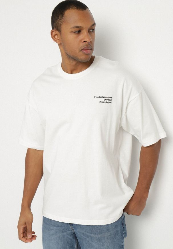 Born2be - Biała Koszulka T-shirt z Nadrukiem z Przodu i na Plecach Ninarelia. Okazja: na co dzień. Kolor: biały. Wzór: nadruk. Styl: casual