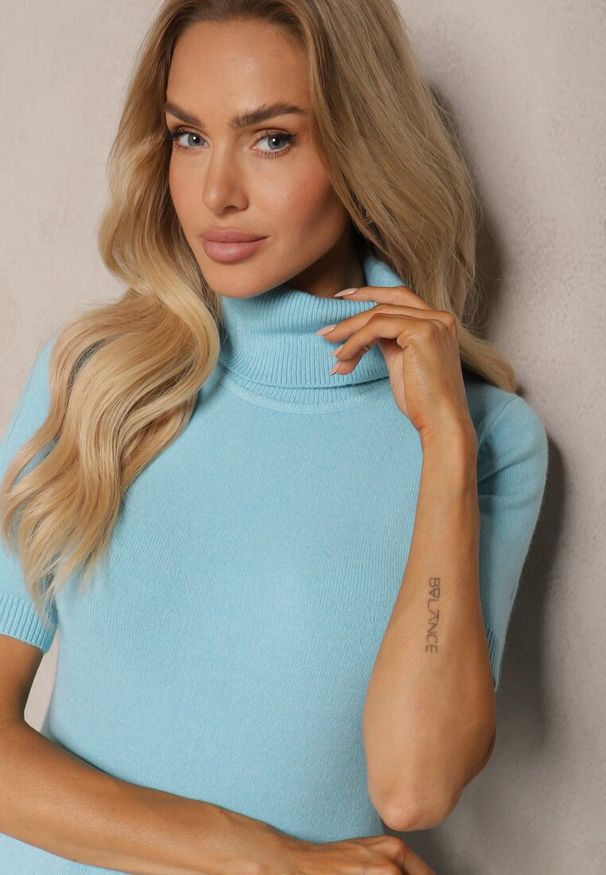 Renee - Jasnoniebieska Bluzka Dzianinowa z Golfem Bawełną i Wiskozą oraz Krótkim Rękawem Cialinae. Okazja: na co dzień. Typ kołnierza: golf. Kolor: niebieski. Materiał: dzianina, bawełna, wiskoza. Długość rękawa: krótki rękaw. Długość: krótkie. Styl: casual