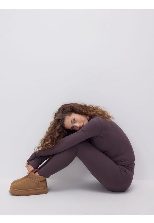 Reserved - Gładkie legginsy - brązowy. Kolor: brązowy. Materiał: dzianina. Wzór: gładki