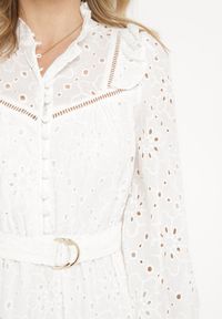 Born2be - Biała Haftowana Sukienka Mini z Bawełny z Paskiem i Ażurowym Wzorem Aislina. Typ kołnierza: kołnierz z falbankami. Kolor: biały. Materiał: bawełna. Wzór: haft, ażurowy. Sezon: wiosna, lato. Długość: mini #6