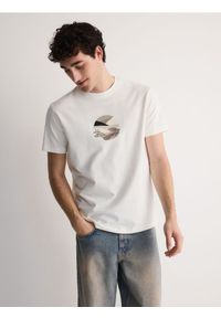 Reserved - T-shirt regular z nadrukiem - złamana biel. Materiał: włókno, bawełna. Wzór: nadruk #1