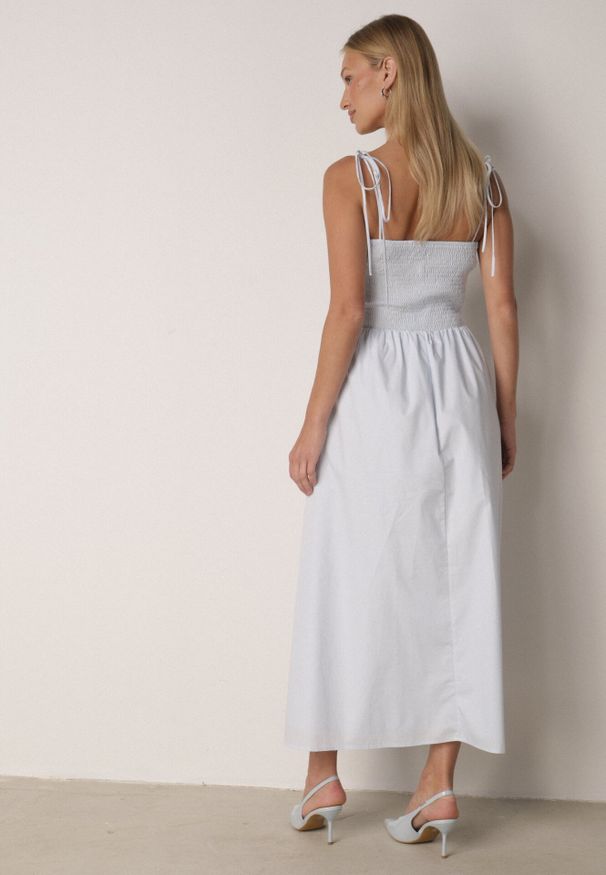 Born2be - Niebieska Bawełniana Sukienka Rozkloszowana z Elastyczną Górą i Wiązanymi Ramiączkami Nyphea. Okazja: na co dzień. Kolor: niebieski. Materiał: bawełna. Długość rękawa: na ramiączkach. Typ sukienki: proste. Styl: casual, elegancki