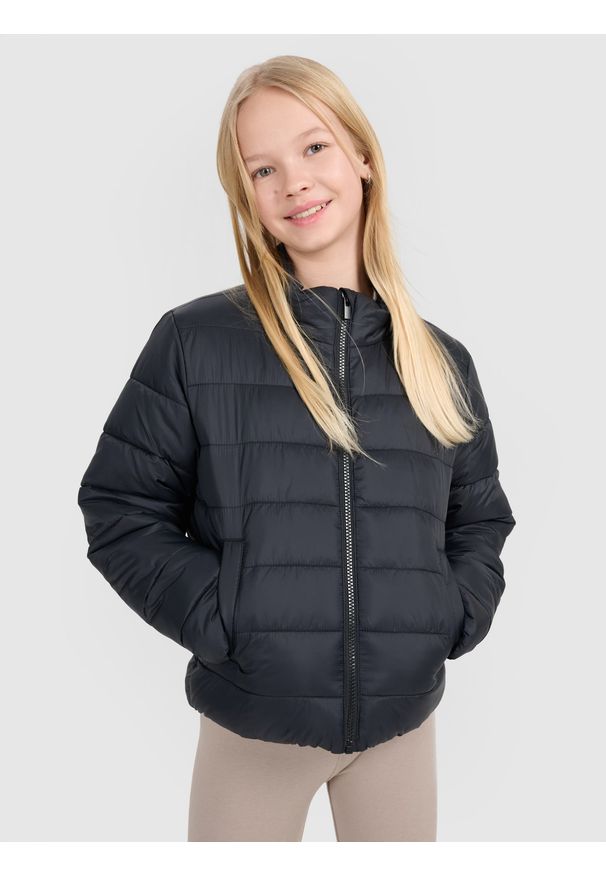 4f - 4F Kurtka puchowa z wypełnieniem syntetycznym dziewczęca - czarna 134 (8-9 lat). Okazja: na co dzień. Typ kołnierza: kołnierzyk stójkowy. Kolor: czarny. Materiał: puch, syntetyk. Długość: długie. Wzór: gładki. Sezon: lato. Styl: casual, klasyczny, sportowy