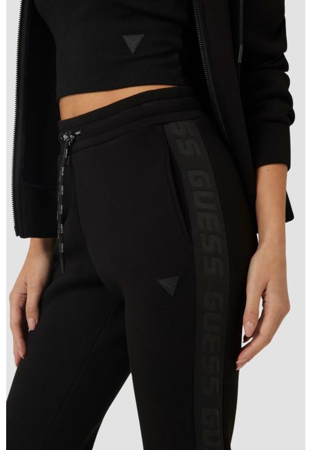 Guess - GUESS Czarne damskie dresowe spodnie Allie Scuba, Rozmiar XS. Kolor: czarny. Materiał: dresówka