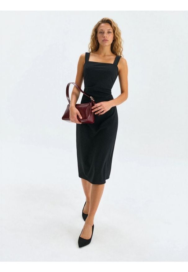 Sinsay - Klasyczna sukienka midi na ramiączkach z wiskozą - czarny. Kolor: czarny. Materiał: wiskoza. Długość rękawa: na ramiączkach. Styl: klasyczny. Długość: midi