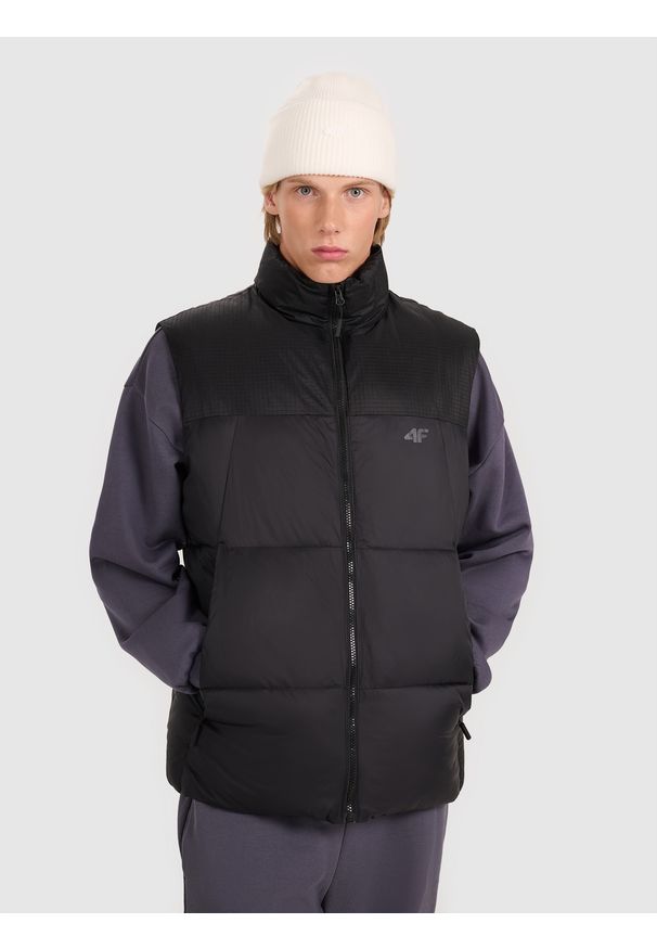 4f - 4F Bezrękawnik puchowy z wypełnieniem syntetycznym męski - czarny XXL. Okazja: na co dzień. Typ kołnierza: kołnierzyk stójkowy. Kolor: czarny. Materiał: syntetyk, puch. Długość rękawa: bez rękawów. Długość: krótkie. Styl: klasyczny, casual, sportowy