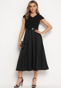 Born2be - Czarna Rozkloszowana Sukienka z Paskiem z Imitacji Skóry Drinna. Typ kołnierza: dekolt w kształcie V. Kolor: czarny. Materiał: skóra. Długość rękawa: krótki rękaw. Wzór: aplikacja. Styl: elegancki #6
