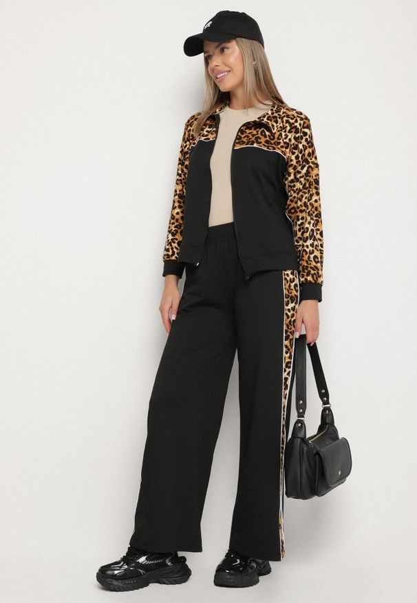 Born2be - Czarny Komplet Dresowy Bluza ze Stójką i Szerokie Spodnie w Panterkę Savorre. Kolor: czarny. Materiał: dresówka. Wzór: motyw zwierzęcy