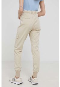 Pepe Jeans spodnie Crusade damskie kolor beżowy joggery medium waist. Kolor: beżowy. Materiał: tkanina #3