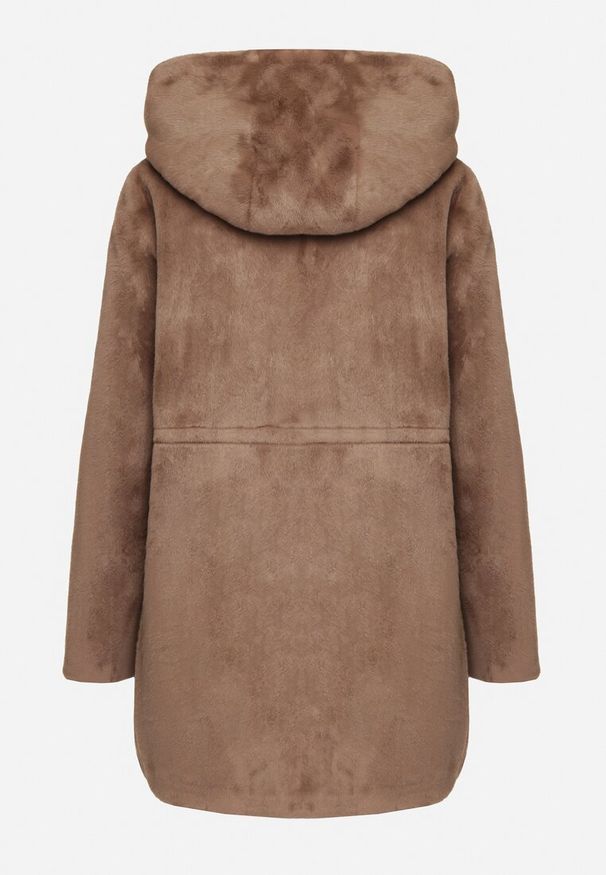 Born2be - Brązowa Kurtka ze Sztucznego Futerka z Kapturem Innalitha. Typ kołnierza: kaptur. Kolor: brązowy. Materiał: futro