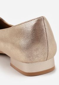 Born2be - Złote Czółenka ze Skórzaną Wkładką i Aplikacją w Wężowy Wzór Cezelie. Okazja: na co dzień. Kolor: złoty. Materiał: skóra. Wzór: aplikacja. Styl: casual, elegancki, klasyczny #3