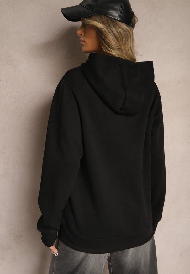 Renee - Czarna Casualowa Bluza z Dodatkiem Bawełny Kapturem i Ozdobnymi Sznurkami Feseraria. Okazja: na co dzień. Kolor: czarny. Materiał: bawełna. Długość rękawa: długi rękaw. Długość: długie. Styl: casual