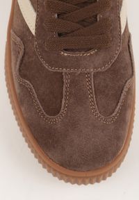 Born2be - Ciemnobrązowe Zamszowe Sneakersy w Stylu Kultowych Tenisówek ze Skórzaną Wkładką Berosele. Okazja: na co dzień. Kolor: brązowy. Materiał: zamsz, skóra #7