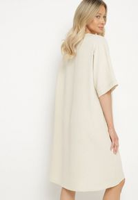 Born2be - Jasnobeżowa Sukienka Pudełkowa z Guzikami i Ozdobnymi Haftami Jenivanea. Okazja: na co dzień. Typ kołnierza: dekolt w serek. Kolor: beżowy. Materiał: skóra. Długość rękawa: długi rękaw. Wzór: haft. Styl: casual, elegancki #6