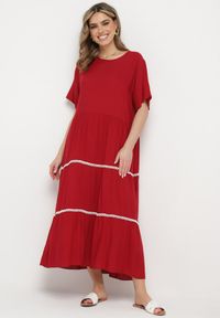 Born2be - Czerwona Bawełniana Sukienka z Krótkim Rękawem Camola. Kolekcja: plus size. Kolor: czerwony. Materiał: bawełna. Długość rękawa: krótki rękaw. Wzór: jednolity, aplikacja. Typ sukienki: dla puszystych. Styl: elegancki