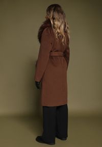 Born2be - Brązowy Płaszcz Wiązany w Talii z Futrzanym Kołnierzem i Kieszeniami Perrie. Okazja: na co dzień. Kolor: brązowy. Materiał: futro. Styl: casual, elegancki #4