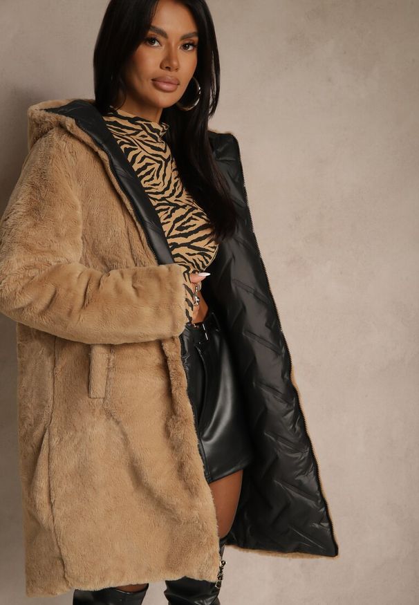 Renee - Czarna Pikowana Kurtka Dwustronna o Długim Kroju z Kapturem Olettia. Typ kołnierza: kaptur. Kolor: czarny. Materiał: futro, poliester, jeans. Długość: długie. Styl: sportowy