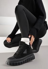 Born2be - Czarne Botki Vices w Stylu Traperów z Grubą Tłoczoną Podeszwą z Ozdobą Alurriva. Okazja: na co dzień. Kolor: czarny. Materiał: jeans. Wzór: aplikacja. Styl: casual #5