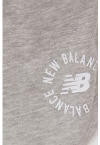 New Balance szorty damskie kolor szary melanżowe high waist. Okazja: na co dzień. Stan: podwyższony. Kolor: szary. Materiał: dzianina, bawełna. Wzór: melanż. Styl: casual