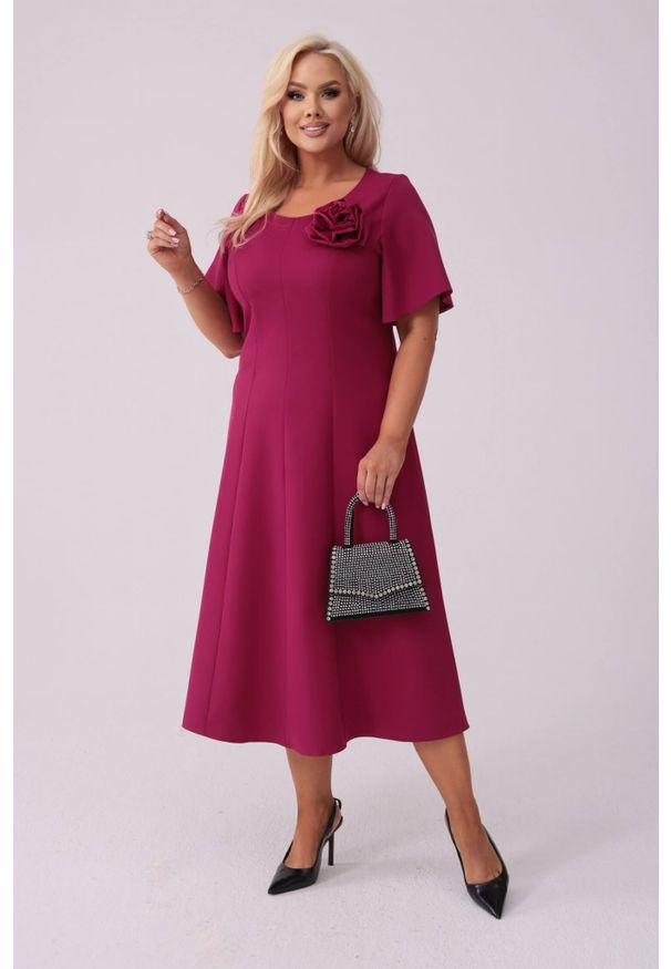 Moda Size Plus Iwanek - Elegancka sukienka Doris na wesele w kolorze głębokiej fuksji PLUS SIZE XXL JESIEŃ. Okazja: na wesele, na ślub cywilny. Kolekcja: plus size. Kolor: różowy. Wzór: kwiaty, aplikacja, gładki. Typ sukienki: dla puszystych. Materiał: materiał, poliester, tkanina, elastan. Długość rękawa: krótki rękaw. Sezon: jesień. Styl: elegancki. Długość: midi