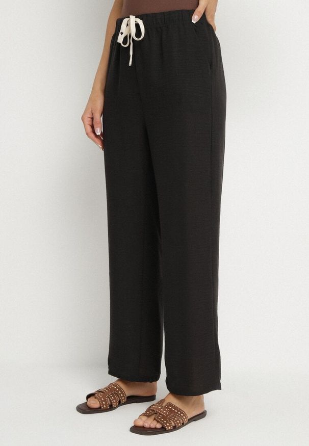 Born2be - Czarne Spodnie o Szerokim Kroju z Gumką i Wiązaniem w Talii Mirastra. Okazja: na co dzień, na spacer. Kolor: czarny. Styl: sportowy, casual, elegancki, klasyczny