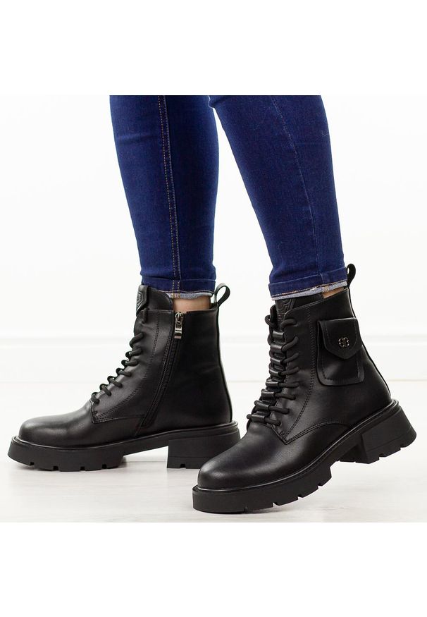Czarne skórzane botki damskie na traperze Cambell 58305. Okazja: na spacer, na co dzień. Nosek buta: okrągły. Kolor: czarny. Materiał: skóra. Szerokość cholewki: normalna. Sezon: zima, jesień. Obcas: na platformie. Styl: elegancki, casual, klasyczny