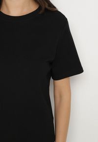 Born2be - Czarny Bawełniany T-shirt z Grubszej Bawełny Tiariane. Okazja: na co dzień, na spotkanie biznesowe, do pracy. Kolor: czarny. Materiał: bawełna. Styl: biznesowy, klasyczny, elegancki, casual #5