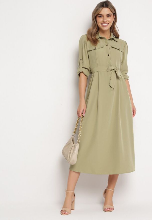 Born2be - Jasnozielona Rozkloszowana Sukienka Maxi z Koszulową Górą i Wiązanym Paskiem Indiga. Kolor: zielony. Materiał: materiał. Wzór: jednolity. Typ sukienki: koszulowe. Długość: maxi