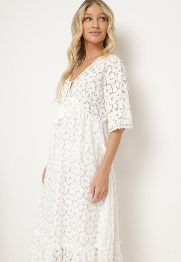 Born2be - Biała Koronkowa Taliowana Sukienka z Bawełną Gumką w Pasie i Wiązaniem przy Dekolcie Neleavia. Okazja: na co dzień, na imprezę. Typ kołnierza: dekolt w łódkę. Kolor: biały. Materiał: koronka, bawełna. Długość rękawa: krótki rękaw. Typ sukienki: proste. Styl: casual, elegancki