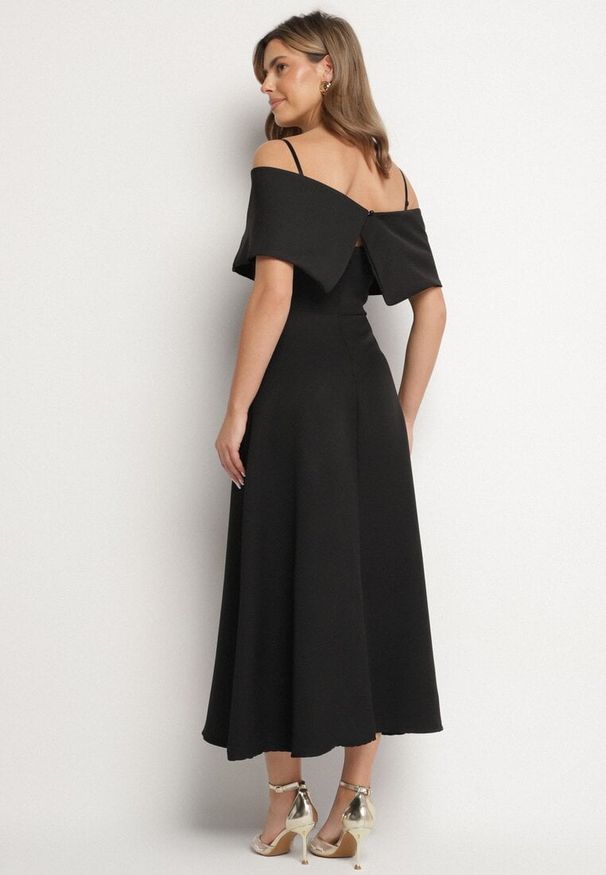 Born2be - Czarna Sukienka o Rozkloszowanym Kroju na Ramiączkach z Wywijanym Dekoltem Jenathia. Okazja: na ślub cywilny, na imprezę, na wesele, na studniówkę. Kolor: czarny. Długość rękawa: na ramiączkach