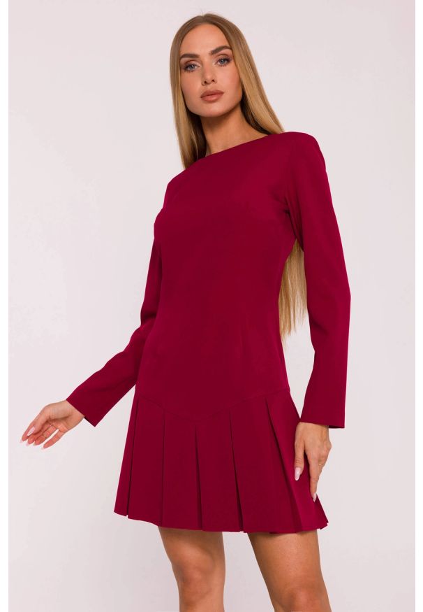 MOE - Elegancka krótka sukienka trapezowa z kontrafałdami bordowa. Kolor: niebieski, czerwony, brązowy. Długość rękawa: długi rękaw. Typ sukienki: trapezowe. Styl: elegancki. Długość: mini