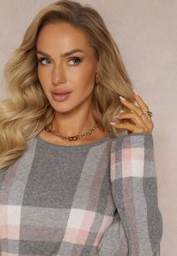 Renee - Szara Pudełkowa Sukienka Dzianinowa Midi w Kratę Farbia. Kolor: szary. Materiał: dzianina. Wzór: aplikacja. Sezon: zima, jesień. Długość: midi #4