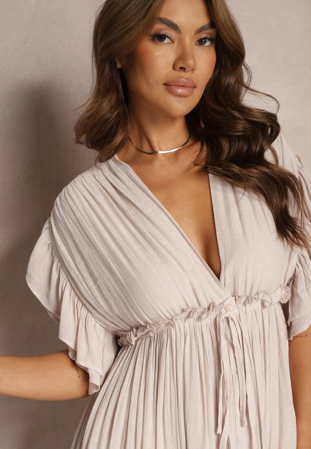 Renee - Beżowa Bawełniana Sukienka z Gumką w Talii i Falbankami Rivatia. Okazja: na co dzień. Typ kołnierza: kołnierz z falbankami. Kolor: beżowy. Materiał: bawełna. Długość rękawa: krótki rękaw. Sezon: wiosna, lato. Typ sukienki: proste. Styl: elegancki, casual, wizytowy