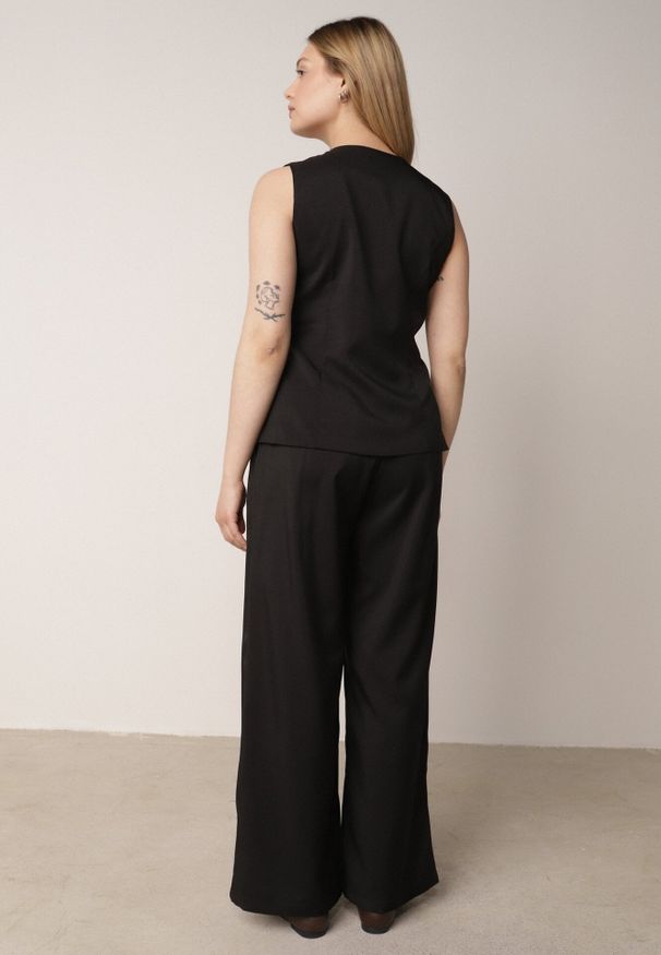 Born2be - Czarny Komplet Garniturowy z Bawełną Kamizelka i Szerokie Spodnie Sererissa. Kolor: czarny. Materiał: bawełna