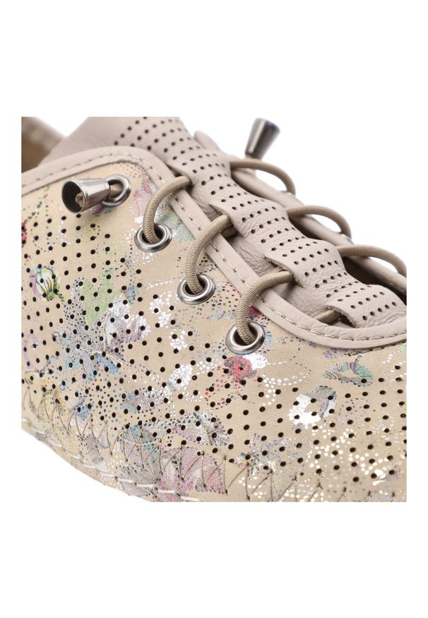 Beżowe Półbuty Artiker Stylowe Obuwie Damskie Na Płaskiej Podeszwie. Zapięcie: sznurówki. Kolor: beżowy. Materiał: skóra. Szerokość cholewki: normalna. Wzór: kwiaty. Obcas: na płaskiej podeszwie. Styl: elegancki